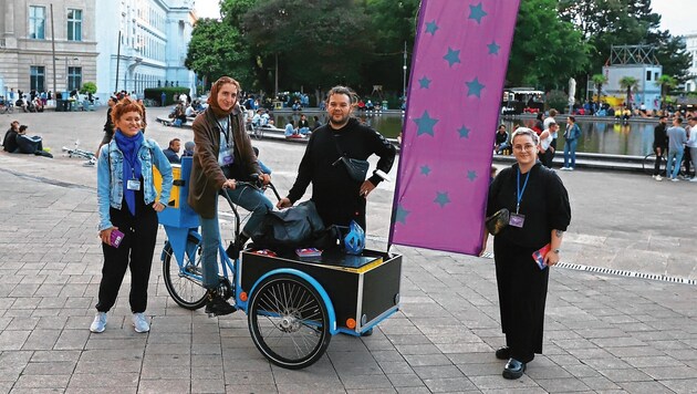 Caro, Em, Willi und Anna (v. li. na. re.) sind am Karlsplatz unterwegs. (Bild: Zwefo)