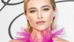 Florence Pugh kam in einer pinken Valentino-Robe zur Schau des italienischen Modehauses nach Rom - tiefe Einblicke inklusive. (Bild: www.viennareport.at)