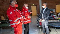 Integrationslandesrat Wolfgang Hattmannsdorfer mit Roten Kreuz-Vertretern in einer Flüchtlingsnotschlafstelle. (Bild: Land OÖ / Peter Mayr)