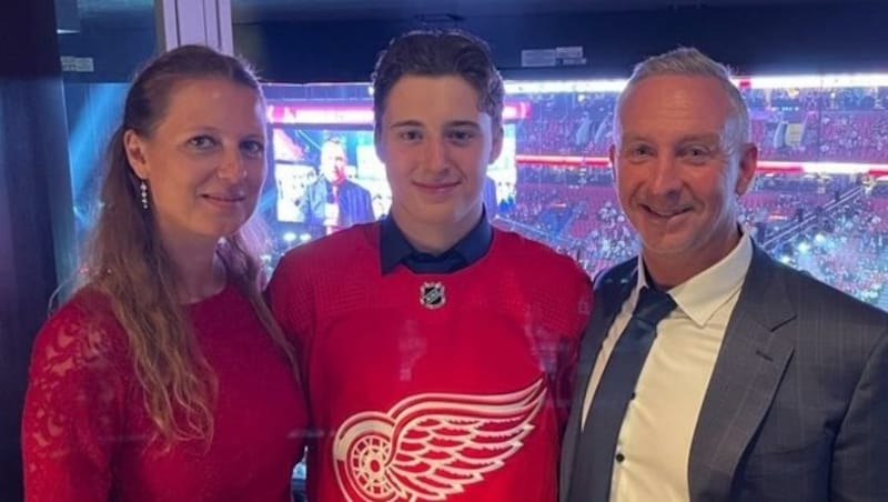 Marco Kasper (M.) mit Mama Michaela und Papa Peter im VIP-Klub in Montreal. (Bild: zVg)