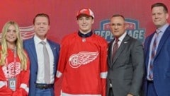 Talent Marco Kasper nach dem „Pick“ von Detroit bei der Präsentation. Rechts neben ihm steht Legende Steve Yzerman. (Bild: Eric Bolte)