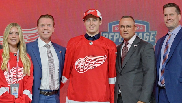 Talent Marco Kasper nach dem „Pick“ von Detroit bei der Präsentation. Rechts neben ihm steht Legende Steve Yzerman. (Bild: Eric Bolte)