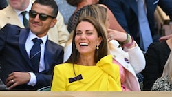 Herzogin Kate versprühte in dem sonnengelben Kleid von Roksanda Ilincic in Wimbledon gute Laune. (Bild: AFP)