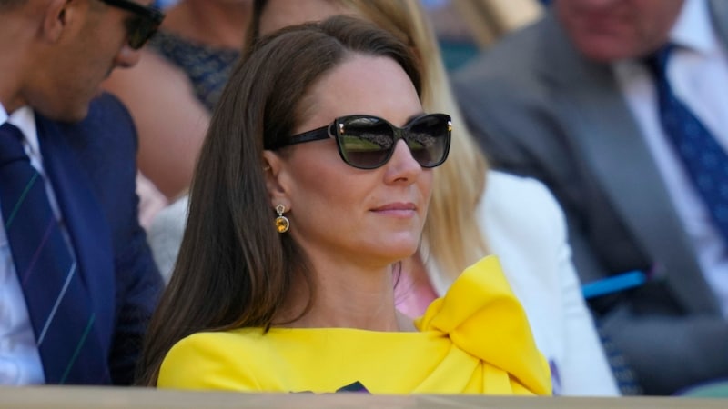 Cooles Accessoire: Herzogin Kate trug an diesem sonnigen Nachmittag in Wimbledon eine Sonnenbrille. (Bild: AP)