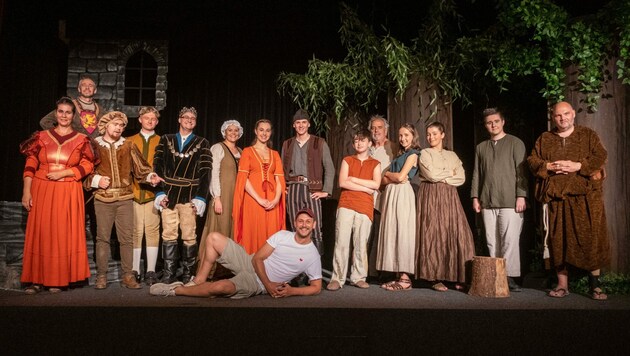 Das Friesacher Märchen-Ensemble unterhält in der Inszenierung von Christian Krall mit Robin Hood, dargestellt von Simon Nagele. (Bild: ALEXANDER DANNER)