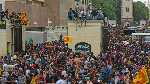 Die Demonstranten stürmten den Präsidentenpalast und setzten die Residenz des Premiers in Brand. (Bild: AFP)
