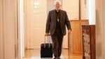 Erzbischof Franz Lackner hat seinen Koffer für die Ukraine-Reise (Bild: Markus Tschepp)