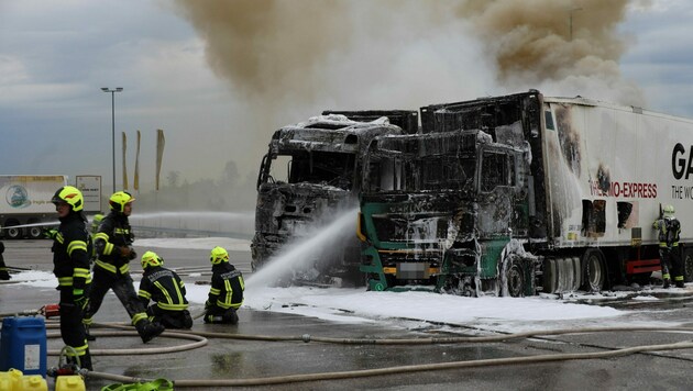 Zehn Feuerwehren mit 120 Einsatzkräften waren an den Löscharbeiten beteiligt. (Bild: laumat.at/Matthias Lauber)