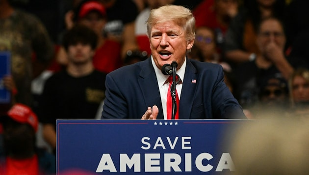 Der frühere US-Präsident Donald Trump hat sich am Samstag bei einer Wahlkampfveranstaltung in Alaska spöttisch über die sich verschärfende Klimakrise geäußert. (Bild: AFP/Patrick T. Fallon)