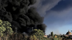 In Rom brach am Samstagnachmittag ein schwerer Brand aus. Die Rauchwolke war über der ganzen Stadt zu sehen. (Bild: AFP)