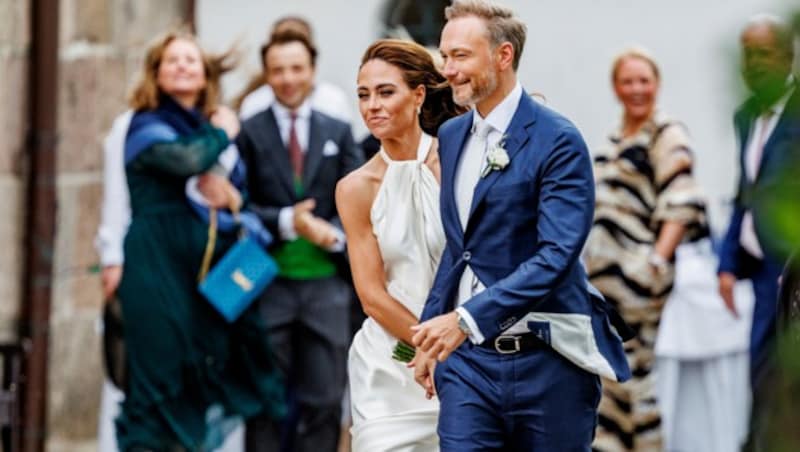 Das glückliche Brautpaar nach der Hochzeit: Franca Lehfeldt und Christian Lindner (Bild: Axel Heimken / dpa / picturedesk.com)