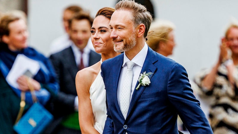 Franca Lehfeldt und Christian Lindner sagten am Samstag auf Sylt Ja. (Bild: Axel Heimken / dpa / picturedesk.com)