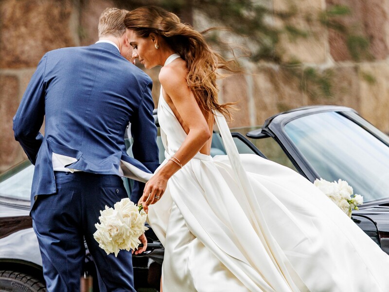 Franca Lehfeldt trug ein rückenfreies Brautkleid mit langer Schleppe. (Bild: Axel Heimken / dpa / picturedesk.com)