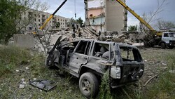 Bei russischen Raketenangriffen auf ein Wohnhaus in der Ukraine kamen am Samstagabend mindestens sechs Zivilpersonen ums Leben. (Bild: AFP)