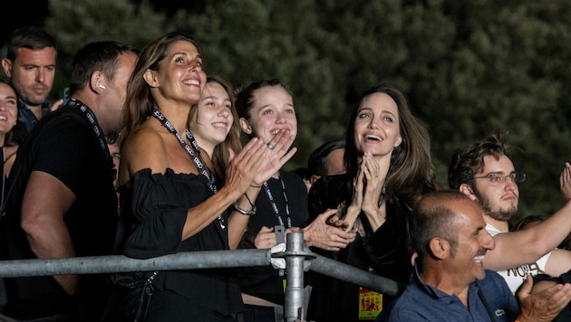 Angelina Jolie und Tochter Shiloh feierten ausgelassen beim Konzert der italienischen Rocker Maneskin in Rom. (Bild: Barbara Amendola / PA / picturedesk.com)