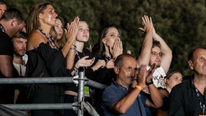 Angelina Jolie und Tochter Shiloh waren von den Rockern von Maneskin eindeutig überwältigt. (Bild: Barbara Amendola / PA / picturedesk.com)