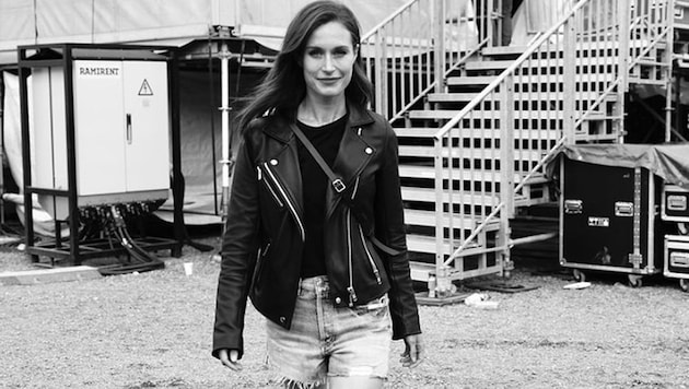 Sanna Marin feiert in Jeansshorts und mit Lederjacke auf einem Rockfestival - und das Netz flippt aus. (Bild: instagram.com/ruisrock)