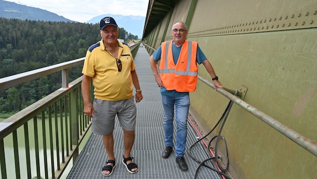 Peter Micelli zeigt Gerhard Schett, Baumanager bei den Bundesbahnen, die Schweißnähte auf der Jauntalbrücke, die er als junger Mann vor mittlerweile 60 Jahren angefertigt hat. (Bild: Hronek Eveline)