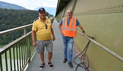 Peter Micelli zeigt Gerhard Schett, Baumanager bei den Bundesbahnen, die Schweißnähte auf der Jauntalbrücke, die er als junger Mann vor mittlerweile 60 Jahren angefertigt hat. (Bild: Hronek Eveline)