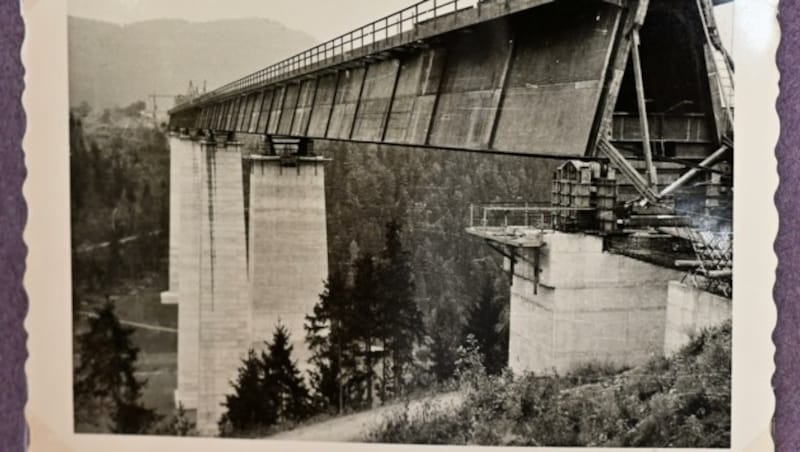 Fotos von damals erinnern den 80-Jährigen an die Zeit, als er an der Stahlkonstruktion über der Drau gearbeitet hat. (Bild: EVELYN HRONEK)