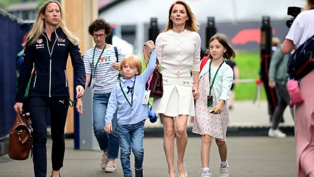 Geri Halliwell, Frau von Red-Bull-Boss Christian Horner, mit Kindern in Spielberg (Bild: APA/AFP/Jure Makovec)