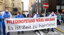 Bereits mehrfach demonstrierten die Tiroler Pflegekräfte. (Bild: EXPA/ Erich Spiess, Krone KREATIV)