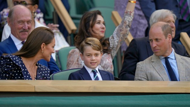 Prinz George nahm zwischen Herzogin Kate und Prinz William in der Royal Box Platz. (Bild: Copyright 2022 The Associated Press. All rights reserved)