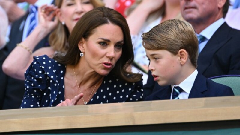 Gespannt lauschte Prinz George den Erklärungen seiner Mama Kate. (Bild: AFP)