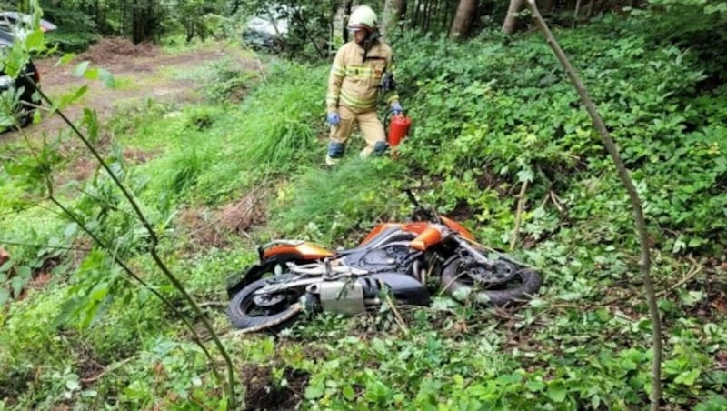 Das abgestürzte Motorrad (Bild: Feuerwehr Thiersee)