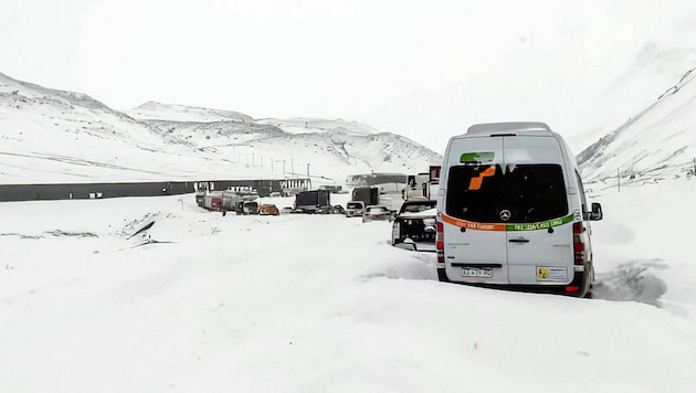 Eingeschneite Fahrzeuge an der argentinischen Seite der Grenze zwischen Chile und Argentinien (Bild: AFP/TELAM)