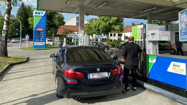 Direkt über der Grenze im bayrischen Lindau ist sowohl der Diesel als auch der Benzin deutlich günstiger als im Ländle. Immer mehr Vorarlberger fahren deshalb zum Tanken nach Deutschland. (Bild: Sonja Schlingensiepen/Kronenzeitung)