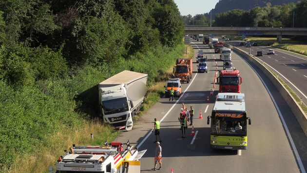 Der Lkw war nach dem medizinischen Notfall auf der A14 zwischen Lauterach und Wolfurt rechts von der Straße abgekommen. (Bild: Maurice Shourot, Krone KREATIV)