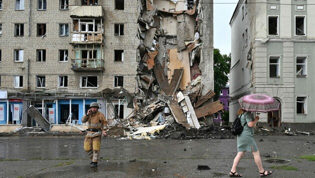 In der Stadt Charkiw wurde in der Nacht auf Montag ein Wohnhaus von einer Rakete getroffen. (Bild: AFP/Sergey Bobok)