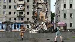 In der Stadt Charkiw wurde in der Nacht auf Montag ein Wohnhaus von einer Rakete getroffen. (Bild: AFP/Sergey Bobok)