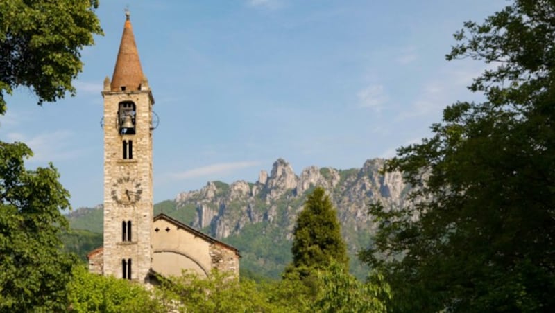 Santo Stefano Kirche in Tesserete mit Blick auf die Denti della Vecchia (Bild: Marlon - stock.adobe.com)