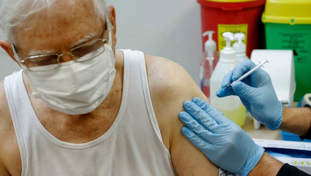 In der vergangenen Woche wurden laut den Angaben über 110.000 Corona-Schutzimpfungen in Österreich verabreicht. (Bild: APA/AFP/JACK GUEZ)