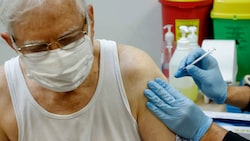In Österreich hatte das Nationale Impfgremium zuletzt den vierten Stich ab 65 Jahren und für Risikopersonen empfohlen. (Bild: APA/AFP/JACK GUEZ)