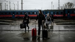 Ukrainische Flüchtlinge nach ihrem Grenzübertritt in Ungarn (Bild: APA/AFP/Christophe ARCHAMBAULT)