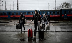 Ukrainische Flüchtlinge nach ihrem Grenzübertritt in Ungarn