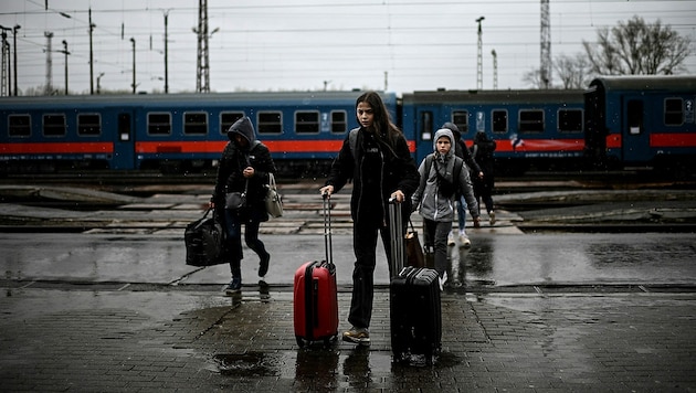 Ukrainische Flüchtlinge nach ihrem Grenzübertritt in Ungarn (Bild: APA/AFP/Christophe ARCHAMBAULT)