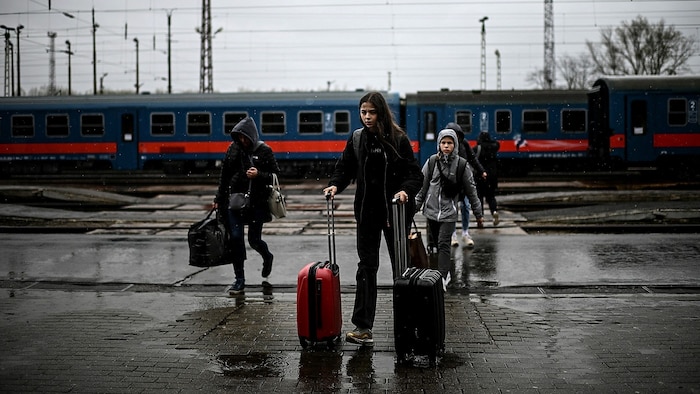 Ukrainische Flüchtlinge nach ihrem Grenzübertritt in Ungarn