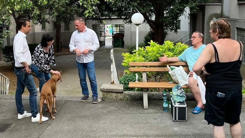 FPÖ-Chef Nepp (li.) und Wohn-Ombudsmann Michael Niegl (M.) im Gespräch mit Mietern (Bild: zVg)