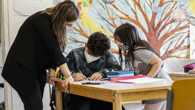 Mehr als 280 freie Stellen für den Lehrerberuf gibt es derzeit in Salzburg. Laut Vertretern zeichnete sich dieser Mangel bereist vor zehn Jahren ab. Vor allem Corona und eine Welle an Pensio- nierungen seien schuld. (Bild: Tschepp Markus)