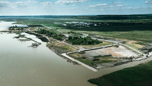 Luftaufnahme des geplanten Mega-Baus am Seeufer. Die Erdarbeiten sind bereits angeschlossen. (Bild: Mitja Kobal/Greenpeace)