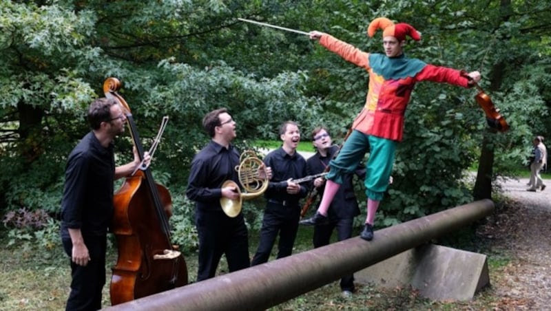 Till erzählt musikalische Schildbürgergeschichten für Kinder auf Schloss Walpersdorf. (Bild: Hasenburger)