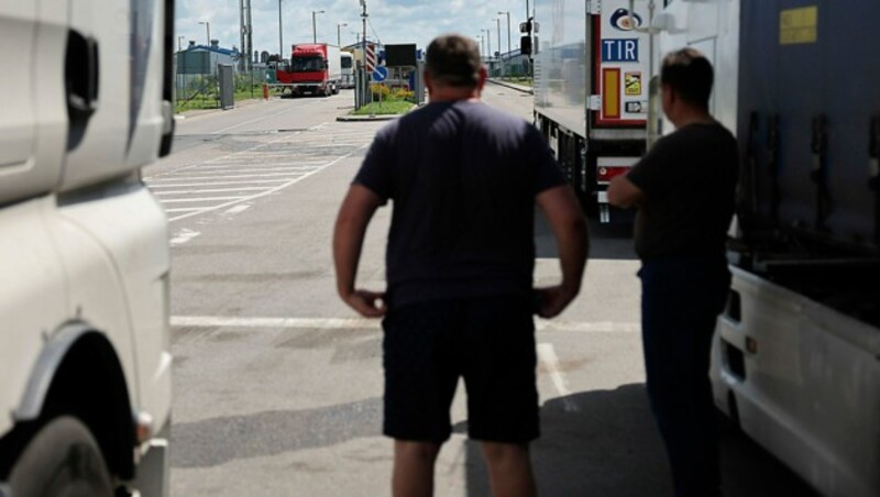 Wartende Lkw-Fahrer vor dem Grenzübergang Tschernyschewskoje (Bild: AP)