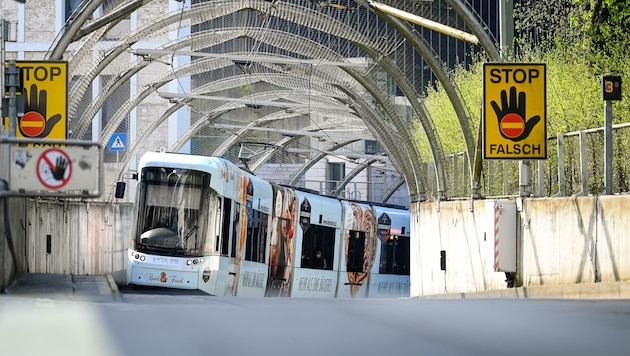 Fast 50 Tonnen hat eine Linzer Straßenbahn. (Bild: Alexander Schwarzl)