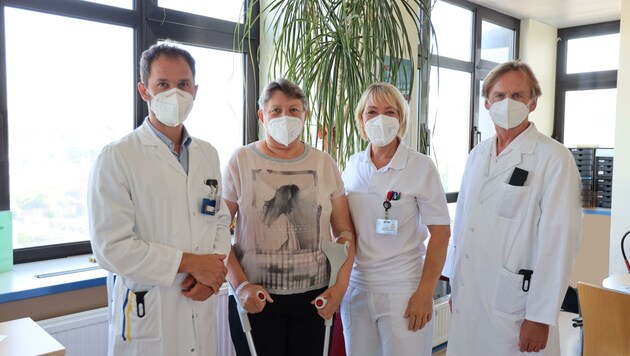 Patientin mit Ärzteteam: Dr. Dammerer (li.), Stations- leiterin Diglas und Dr. Nehrer (rechts). (Bild: Universitätsklinikum Krems)