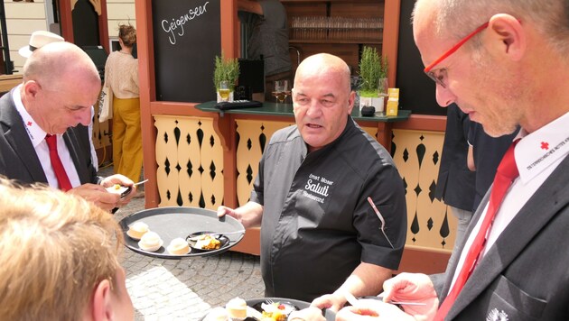 Organisator Ernst Moser schlüpfte bei der Eröffnung selbst in die Rolle des Kellners. (Bild: Martin Oberbichler)