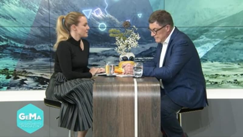 krone.tv-Moderatorin Raphaela Scharf im Gespräch mit ÖGK-Chefarzt Dr. Andreas Krauter. (Bild: krone.tv)